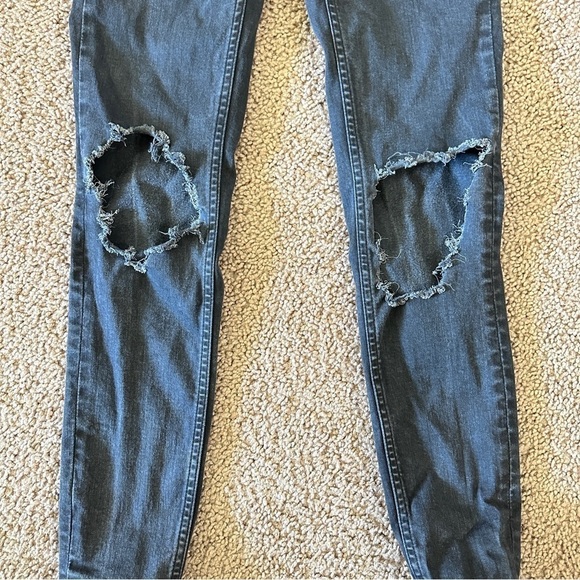 Free People Women's Black Skinny Jeans with Distressed Knee sz 25 - Picture 4 of 10
